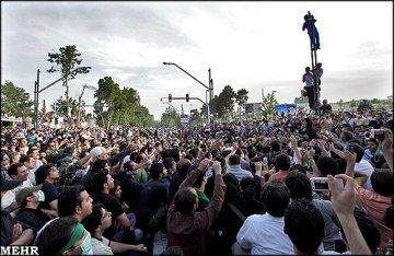 The eyes of the world on Iran : signs of a new 'coloured revolution' ?