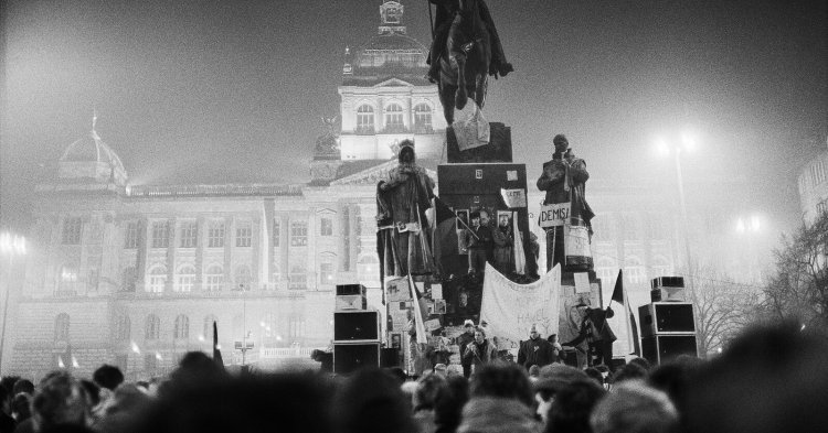 Le 36ᵉ anniversaire de la Révolution de Velours : retour sur un héritage artistique face aux violations des droits humains