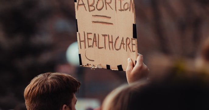 Jubel im Parlament, Stille in der Wirklichkeit
