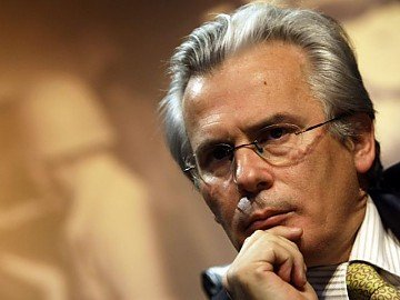 Spain and the Legacy of Franco's Era : amnesty or prosecution ?