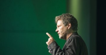 « La politique adaptée aux masses » : le leader écologiste allemand Robert Habeck s'exprime à Osnabrück