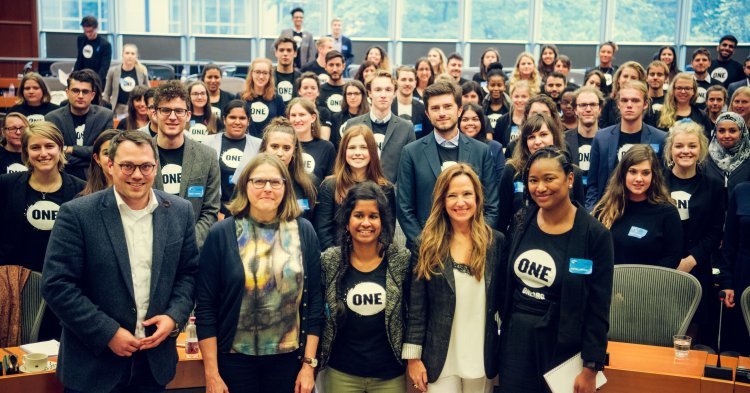 ONE-Jugendbotschafterinnen und -botschafter tragen den Kampf gegen Armut ins EU-Parlament