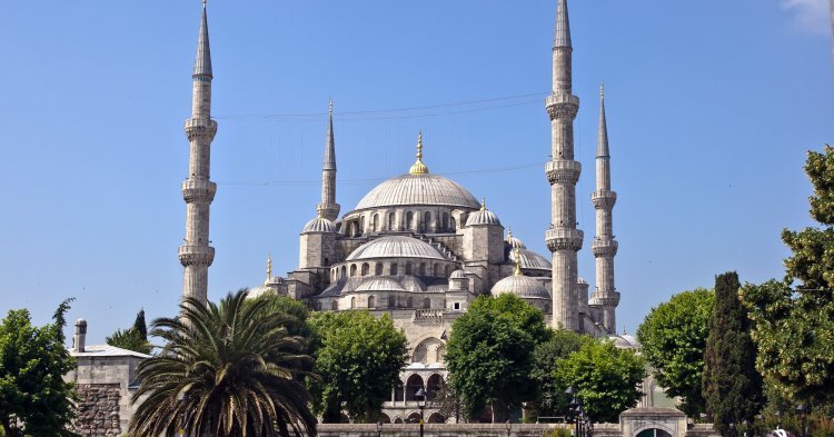 Turquía: Estambul llora a sus muertos mientras Erdogan aprieta las tuercas.