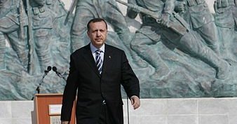 Turchia: Istanbul piange le vittime, Erdogan dà un giro di vite
