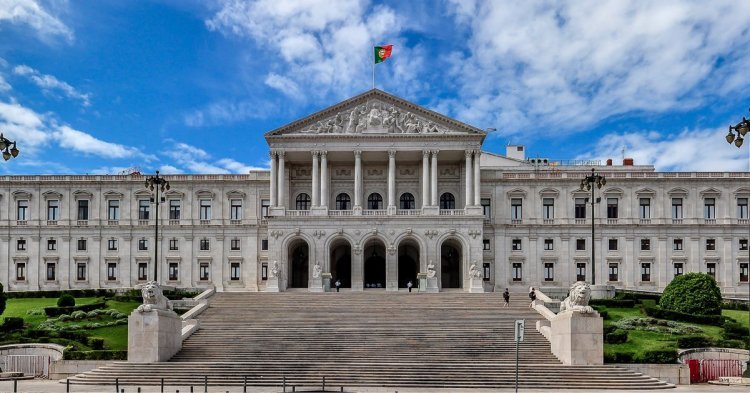Au Portugal, la gauche s'empare du gouvernail avec fracas
