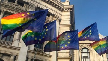 Nuova traduzione : La Europa del triángulo rosa ; una revisión de los derechos LGTB en la UE