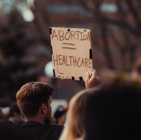 Jubel im Parlament, Stille in der Wirklichkeit