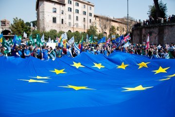 Il rischio di derive autoritarie nel 21°secolo : Il federalismo in risposta alla crisi delle democrazie nazionali