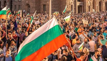 The Forgotten Crisis : Bulgaria's Struggle for Democracy