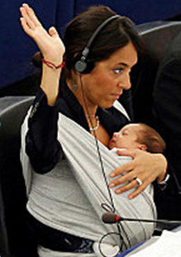 l'eurodéputée italienne Licia Ronzulli, venue à une séance plénière le 22 septembre 2010 avec son bébé de 1 mois, « pour penser à toutes les femmes qui ne peuvent pas concilier sereinement grossesse et emploi ».
