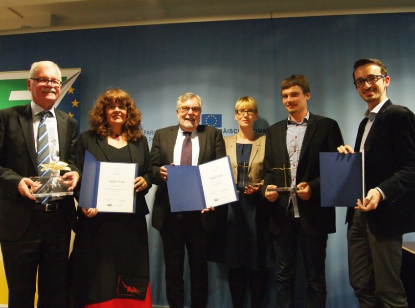  Chefredakteur Julius (2.v.r.) und Übersetzungsleiter Frederico Permutti (ganz rechts) bei der Preisverleihung der Europa-Lilie 2014. Foto: zur Verfügung gestellt von Julius Leichsenring